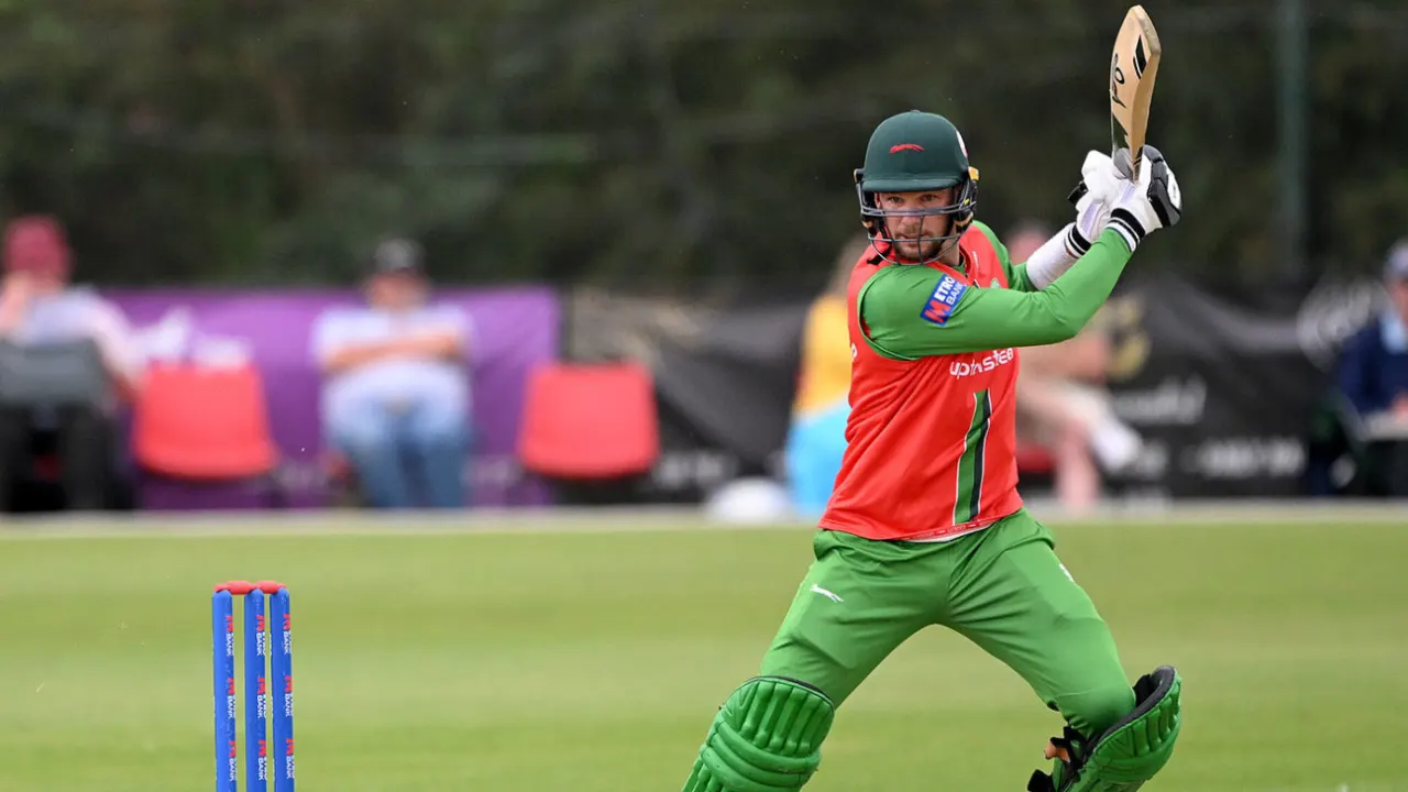 Peter Handscomb leads the Foxes in pursuit for victory