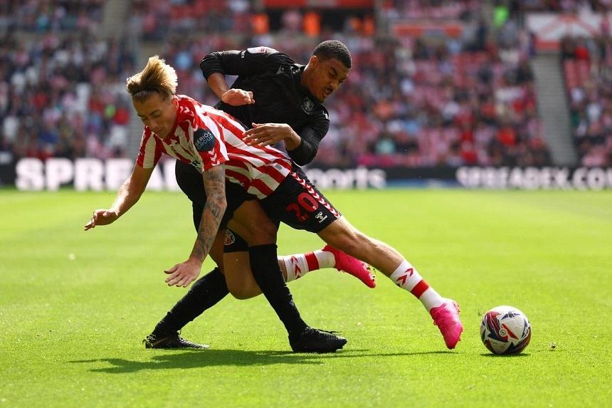 Ipswich secures signing of forward Clarke from Sunderland