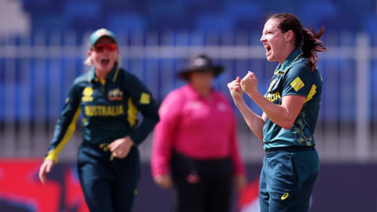 Mooney leads Australia in successful chase following stellar performances by Schutt and Molineux